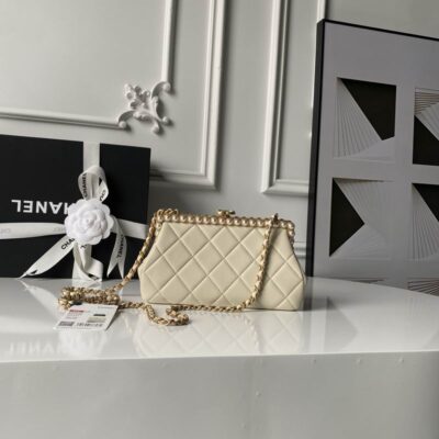 Chanel Light Beige Pearly Clutch AS5912