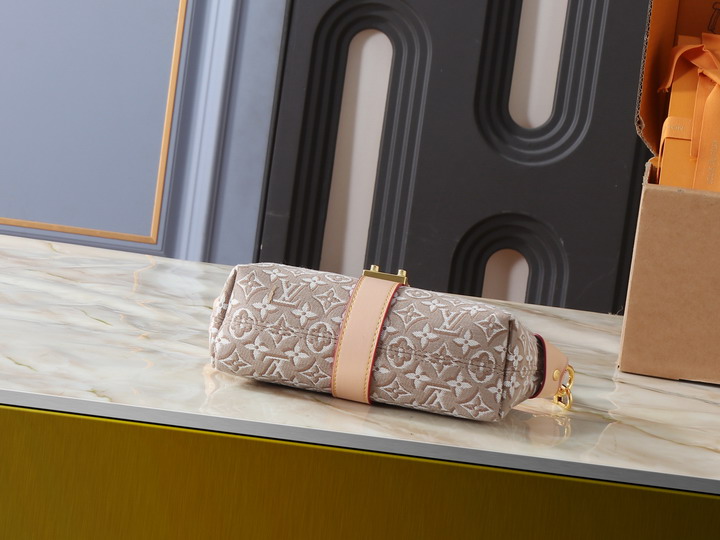 Louis Vuitton Vert Jura Pochette Mia 2027428 Mini Bag - Image 4